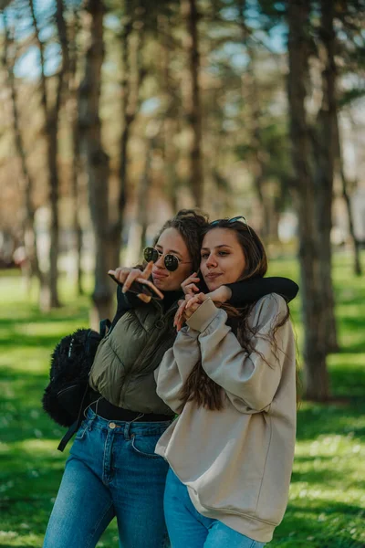 Menina Morena Ter Telefonema Seu Amigo Cabelos Cacheados Está Abraçando — Fotografia de Stock