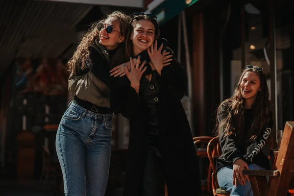 Dos Chicas Teniendo Una Hermosa Conversación Abrazos Amiga Morena Los — Foto de Stock