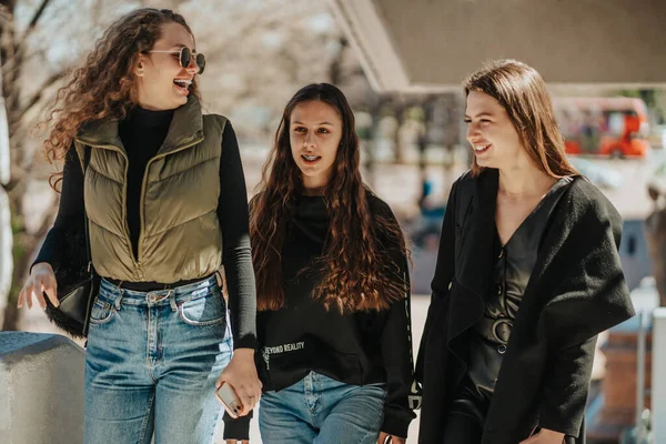 Menina Morena Bonito Acabou Contar Uma História Estúpida Amigas Estão — Fotografia de Stock