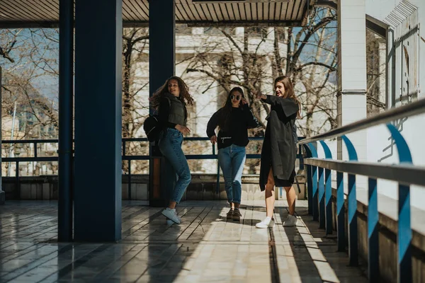 Drei Mädchen Gehen Gerade Einkaufen Brünettes Mädchen Zeigt Auf Boutique — Stockfoto