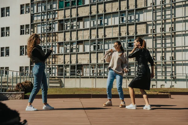 Lockiges Mädchen Fotografiert Ihre Beiden Brünetten Freundinnen Singend Und Tanzend — Stockfoto