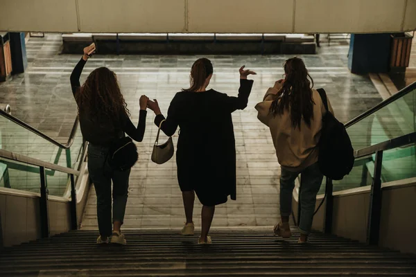 Вид Сзади Три Девушки Держатся Руки Разговаривают Лестнице Торговом Центре — стоковое фото