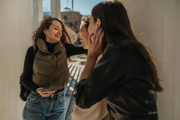 Brünette Mädchen Lachen Während Ihr Lockiger Freund Eine Lustige Geschichte — Stockfoto