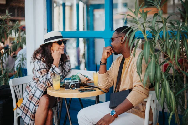 Turist Çift Kafede Otururken Sohbet Ediyorlar — Stok fotoğraf