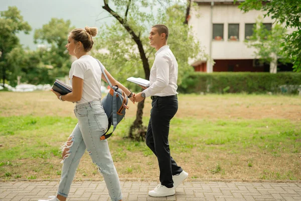 Ung Grupp Gymnasieelever Utanför Pratar Och Håller Böcker Sina Händer — Stockfoto