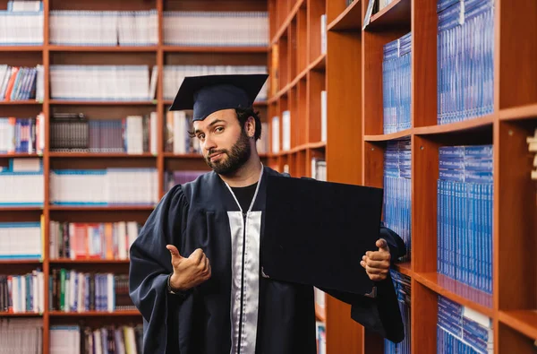 Mezun Olurken Kep Cübbe Takmış Üniversite Diplomasını Aldığı Için Mutlu — Stok fotoğraf