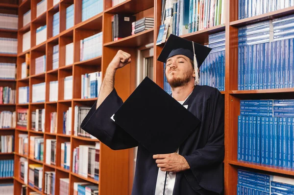 Jonge Opgewonden Afgestudeerde Houdt Zijn Diploma Pompt Zijn Vuist Lucht — Stockfoto