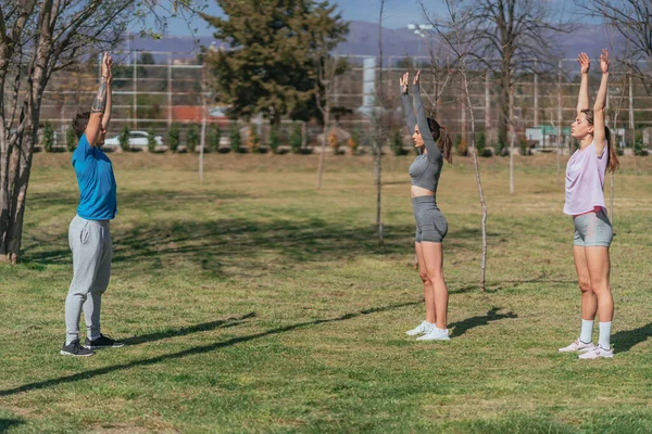 Strong Male Fitness Instructor Exercising His Female Clients Park Sunny — Stock Photo, Image