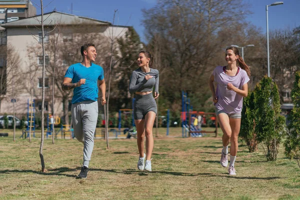 Tres Amigos Corriendo Parque Están Teniendo Una Conversación Divertida Sonriente — Foto de Stock