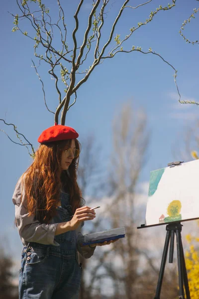 Güzel Kızıl Saçlı Kız Sehpanın Önünde Elinde Bir Resimle Sanatsal — Stok fotoğraf