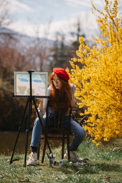 Hermosa Elegante Chica Jengibre Pintando Lienzo Mientras Sienta Parque Cerca —  Fotos de Stock