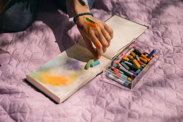 Renkli Boyayla Elinizi Kapayın Pastel Boya Çizim Defterini Tutun — Stok fotoğraf