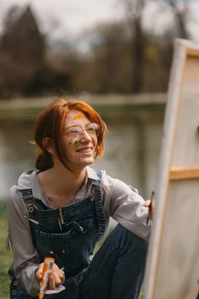 Közelkép Gyönyörű Lány Vörös Hajú Mosolygós Festés Vásznon Miközben Mellett — Stock Fotó