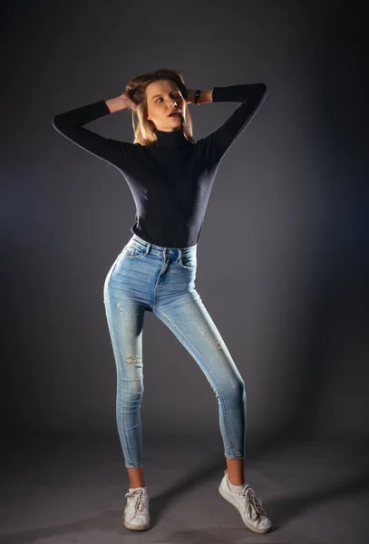 Ganzkörperbild Eines Schönen Weiblichen Modells Das Auf Dunklem Hintergrund Einem — Stockfoto