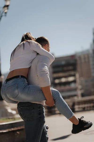 Amazing Couple Standing City Man Holding His Girlfriend His Back — Stock Photo, Image