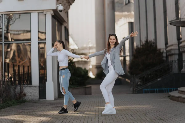 两个女人在砖铺的人行道上跳舞 — 图库照片