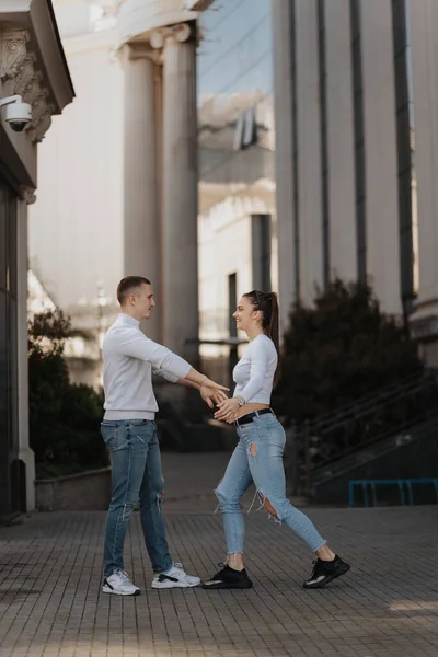 男朋友和女朋友站在城中的大楼旁边玩得很开心 — 图库照片