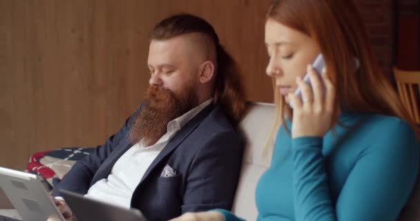 Gestor Masculino Com Barba Longa Verificando Dados Tablet Ter Uma — Vídeo de Stock