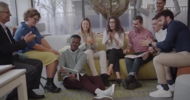 Große Gruppe Macht Selfie Auf Dem Tablet Büro Leute Treffen — Stockvideo