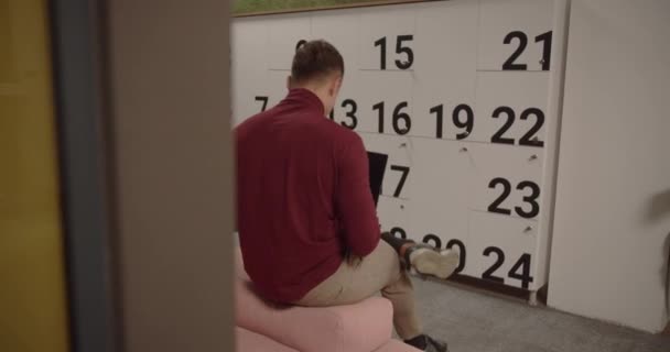 Deux Collègues Masculins Saluent Dans Bureau Donnant Une Poignée Main — Video