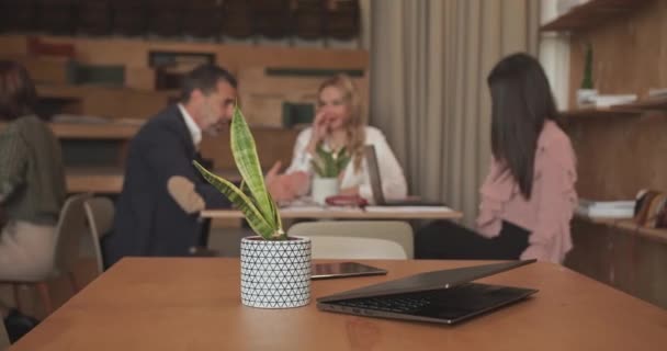 Ledningsgrupp Diskuterar Affärsidéer Samtidigt Som Tar Fikapaus Med Andra Kollegor — Stockvideo