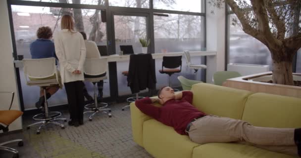 Joven Trabajador Masculino Descansando Acogedor Sofá Dentro Sala Estar Oficina — Vídeos de Stock