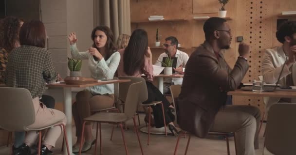 Olika Grupper Människor Som Arbetar Ett Modernt Kontor Utrymme Lounge — Stockvideo