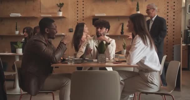 Multikulturelle Mitarbeiter Unterhalten Sich Lounge Bereich Über Geschäftliche Themen Kameratrucking — Stockvideo