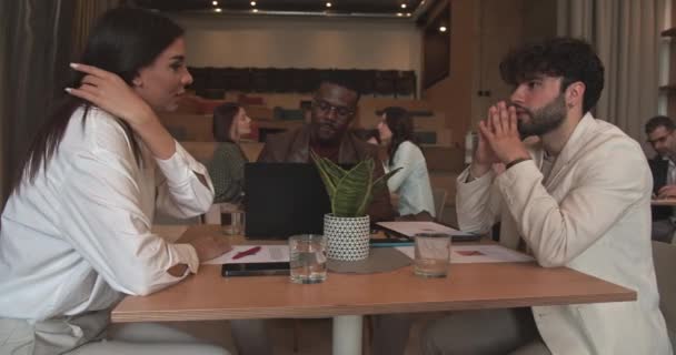Çok Irklı Adamları Bir Kafe Barında Kamera Taşımacılığında Şirket Kurmak — Stok video