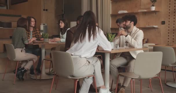 Verschiedene Unternehmensgruppen Arbeiten Einem Projekt Einem Modernen Büroraum Café Bar — Stockvideo