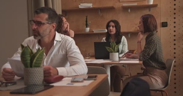 Högre Chefer Diskuterar Affärsmöjligheter Tillsammans Medan Njuter Kontoret Lounge Kamera — Stockvideo