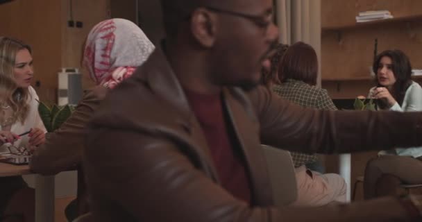Adamları Şık Giyiniyor Konuşmaları Yapıyorlar Ofis Barında Kamera Taşımacılığında — Stok video
