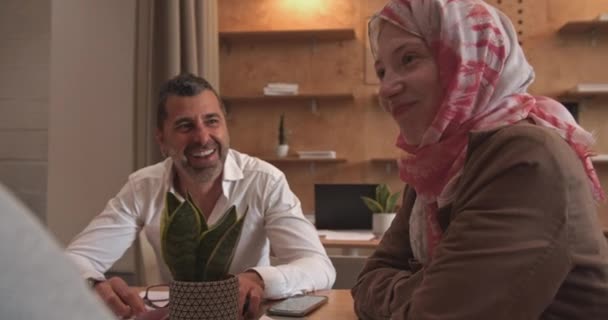 Biznesmeni Rozmawiający Uśmiechający Się Kawiarni Biurze Wożący Kamery — Wideo stockowe