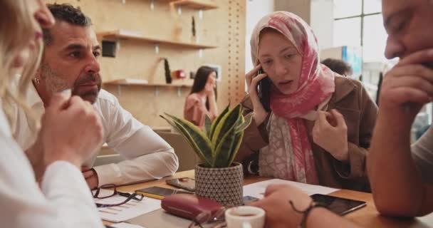 Birçok Masada Birkaç Kişi Ofis Salonundaki Meselelerini Kamyonculuk Hareketlerini Tartışıyor — Stok video
