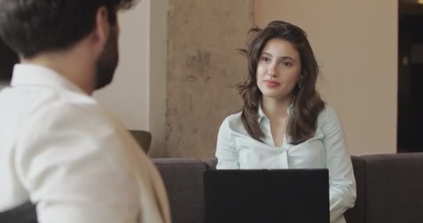 Hermosa Joven Mujer Hablando Con Sus Colegas Masculinos Mientras Trabaja — Vídeo de stock