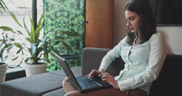 Piękna Młoda Kobieta Pracująca Laptopie Podczas Odpoczynku Kanapie Jej Koledzy — Wideo stockowe
