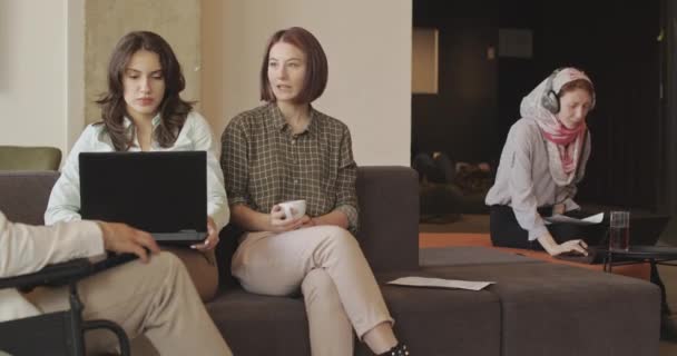 Dva Kolegové Mluví Projektu Usmívají Při Odpočinku Pohodlné Kancelářské Pohovce — Stock video