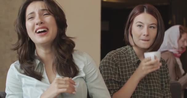 Две Женщины Коллеги Говорят Проекте Громко Улыбаются Отдыхая Удобном Офисном — стоковое видео