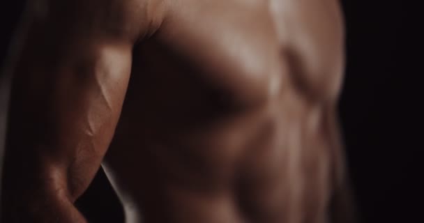 Close Video Van Knappe Topless Mannelijke Heffen Gewichten Alleen Sportschool — Stockvideo