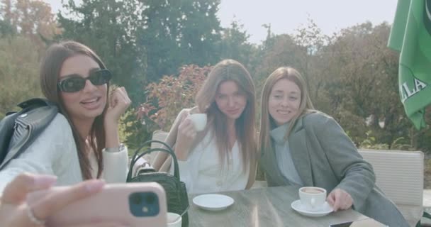 Les Femmes Dégustent Café Sur Une Terrasse Par Une Journée — Video