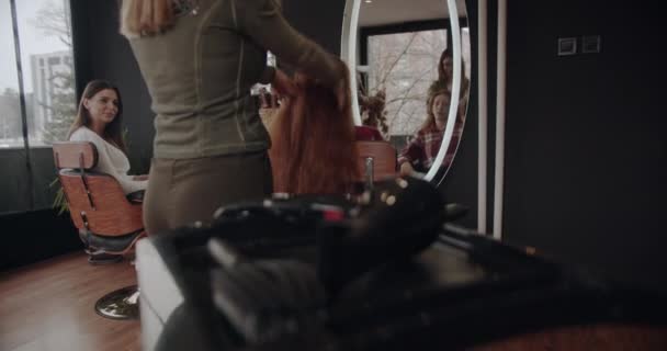 生姜女孩在理发店理发 卡车司机的动作 — 图库视频影像