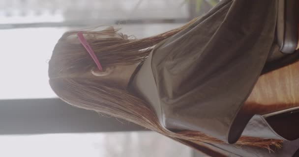 Ingwermädchen Unter Einem Haarschnitt Friseurstudio Lkw Bewegung Vertikale Video — Stockvideo