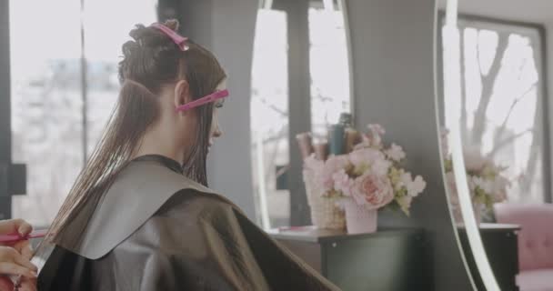 Cortar Pelo Una Hermosa Dama Morena Estudio Peinado Vista Movimiento — Vídeos de Stock