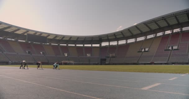 Jóvenes Compiten Pista Atletismo Estadio Cámara Lenta — Vídeo de stock