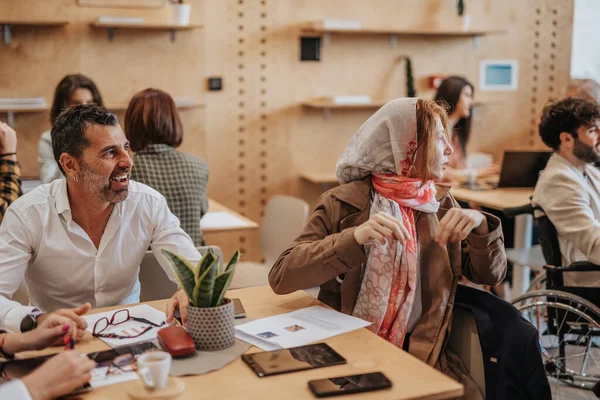 Empresarios Positivos Sonriendo Alegremente Durante Una Reunión Una Cafetería Grupo — Foto de Stock
