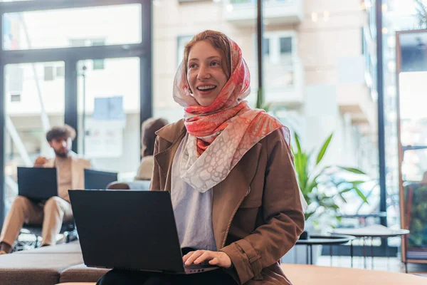 Smiley Kvinna Hijab Arbetar Laptop Dator Och Diskutera Med Sin — Stockfoto