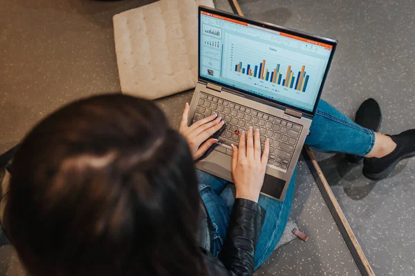 Kvinnan Som Jobbar Laptop Affärskvinna Som Arbetar Med Vinsttillväxt Närbild — Stockfoto