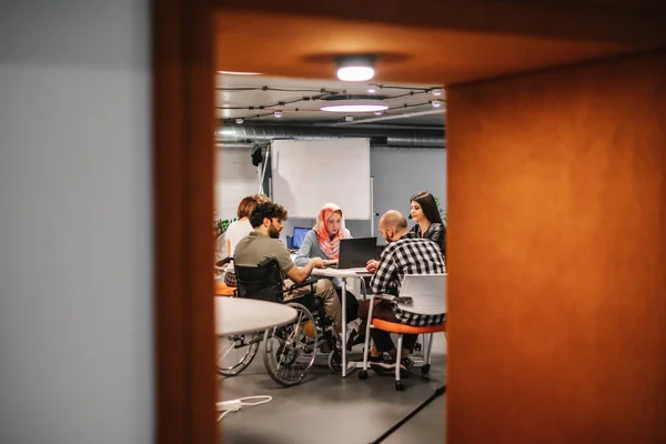 Equipe Trabalhadores Inclusivos Tendo Uma Sessão Brainstorm Com Seu Colega — Fotografia de Stock