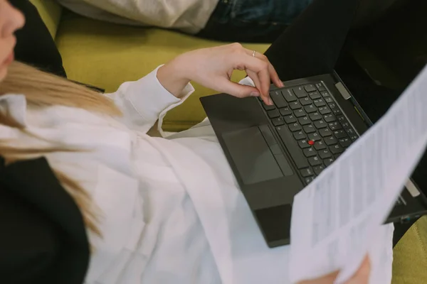 Närbild Affärskvinna Skriva Laptop Medan Sitter Arbetsyta — Stockfoto