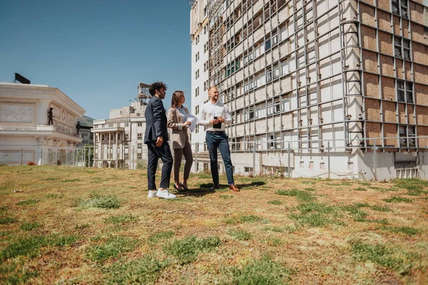 Junges Architektenteam Arbeitet Der Stadt Erledigt Papierkram Plant Diskutiert Projekt — Stockfoto